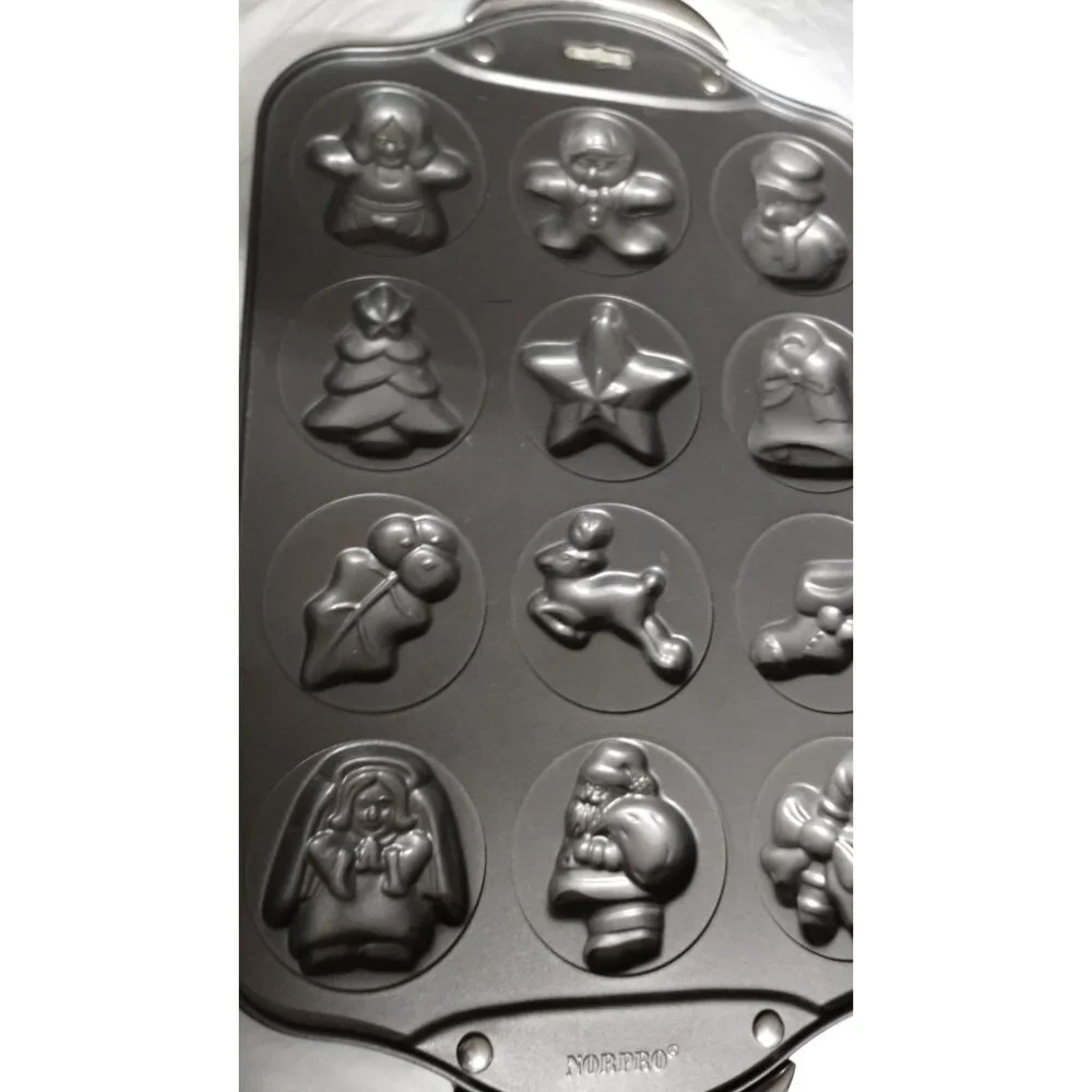 Nopro Non-Stick Holiday Bakeware‎ Pan With 12 Christmas Shapes Mold